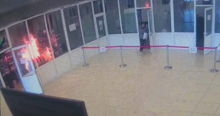 Непознат маж го запали романскиот парламент, евакуирани 300 лица, пожарот е изгаснат