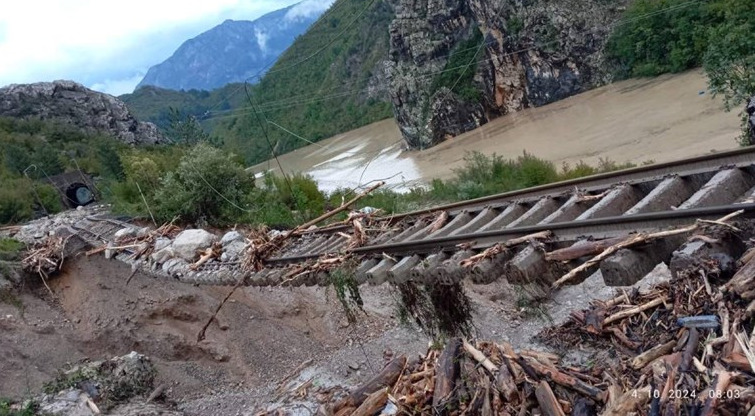 Исчезна пат поради порои во Хрватска, пруга виси во воздух