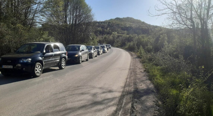 На Плетвар сообраќајот се одвива по една лента поради опожарено возило