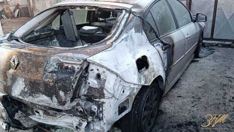 ОЈО Штип постапува по известување за опожарено возило на медиумски работник