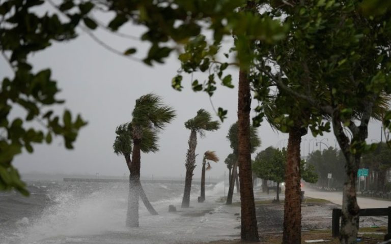 Ураганот Милтон засилено се движи кон американскиот брег: дуваат ветрови до 250 километри на час