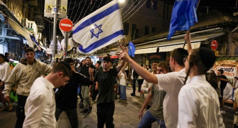(Видео) Израелците веат знамиња и танцуваат по улиците, смртта на лидерот на Хамас се славеше и на плажите