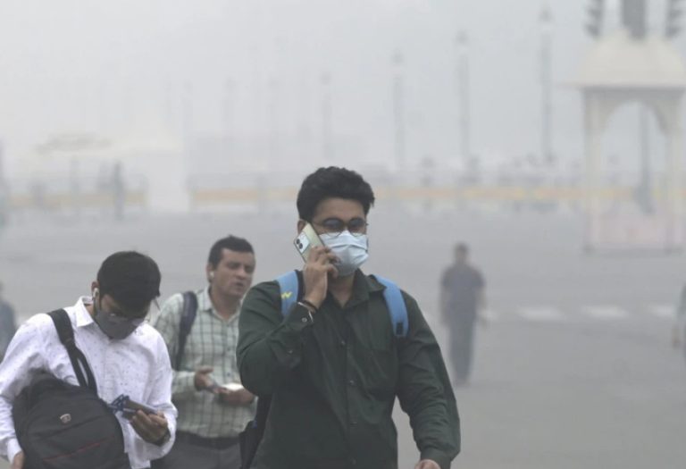 Индексот на квалитетот на воздухот во Индија надмина 1.000, смог и магла во главниот град
