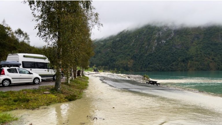 Екстремно време и во Норвешка, во сила предупредувањата за поплави и лизгање на земјиштето
