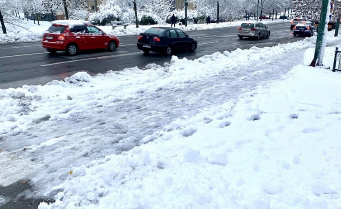 Сараево осамна под снег: Зимската идила направи колапс, сообраќајот забавен, тротоарите затрупани, гранки насекаде