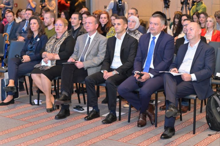 Јаневска: Подигнување на еколошката свест на учениците и енергетски ефикасни училишта и домови, за почист воздух