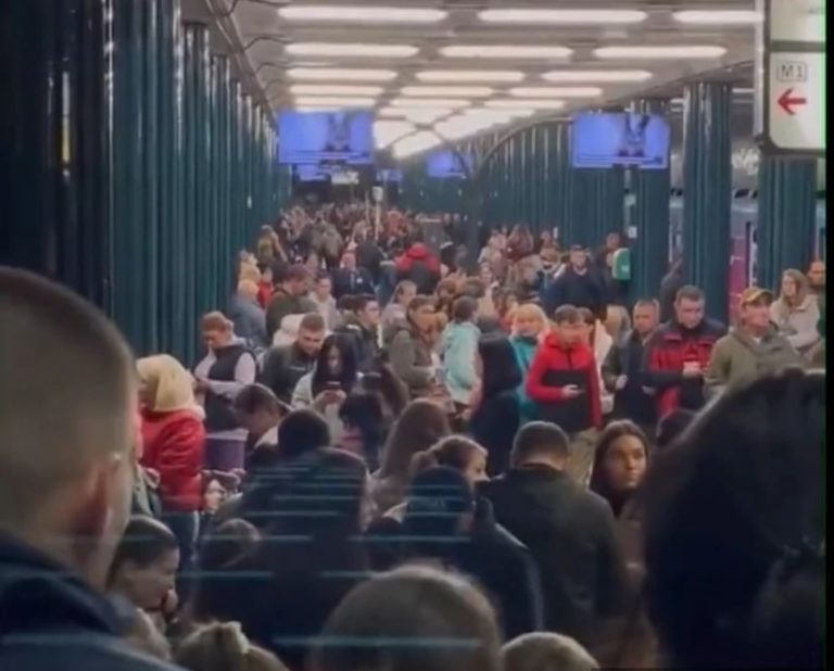 Затворена метро станицата во Киев, пронајден сомнителен пакет