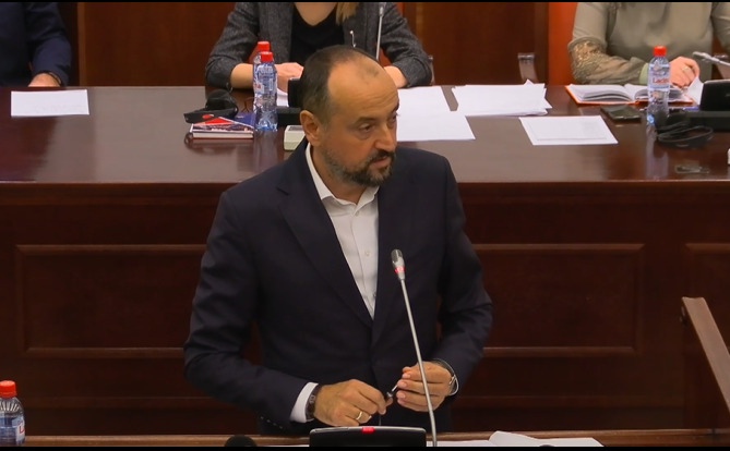 Битиќи: Буџетот е за комфор на власта, има петпати повеќе пари за мебел, а нема за граѓаните