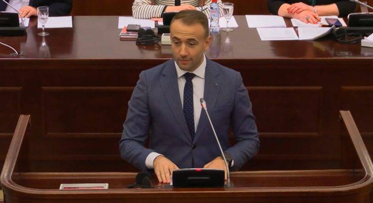 Стојаноски: Богаташот од Дубаи, Филипче, бега од поставување пратенички прашања и се крие зад партиската говорница