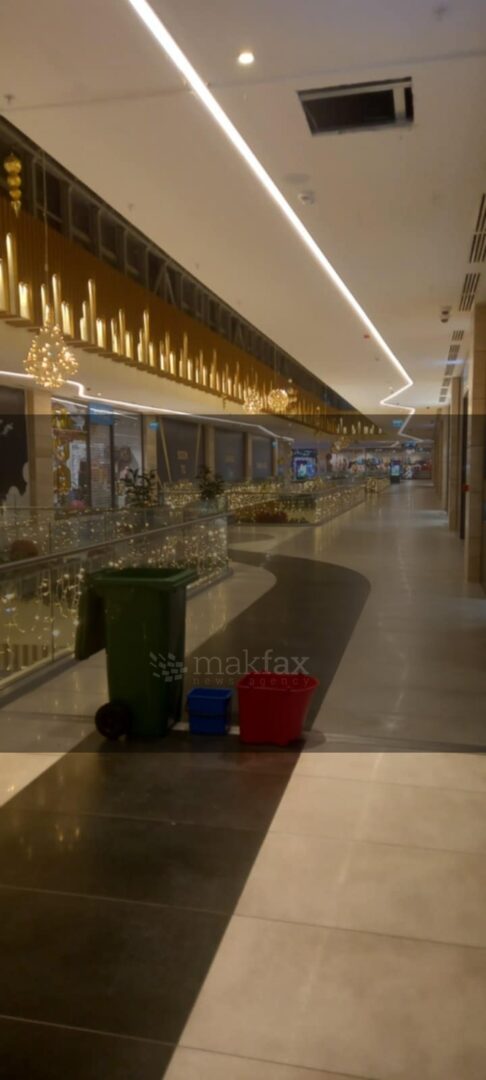 Прокисна инвестицијата од 350 милиони евра, со кофи се собира дождовница во  трговскиот центар„Дајмонд“