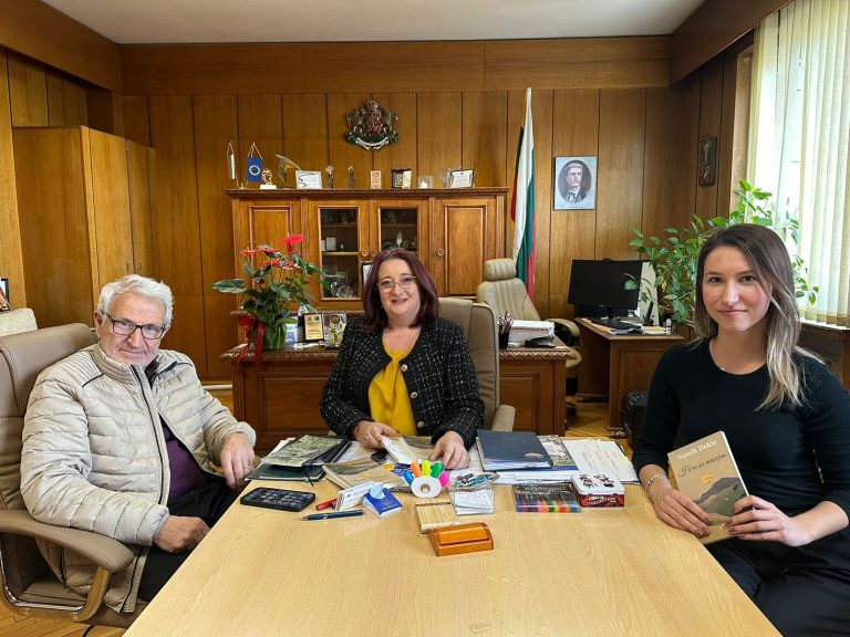 Раководството на бугарската агенција за Бугарите во странство се сретна со познатиот албански актер, режисер и преведувач со бугарско потекло Зехрудин Докле