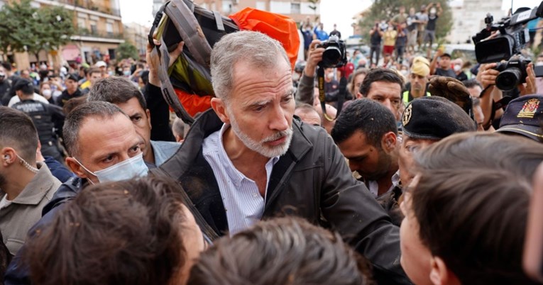 (Видео) Кон Кралот на Шпанија фрлаа со кал: „Ја разбирам фрустрацијата на луѓето“