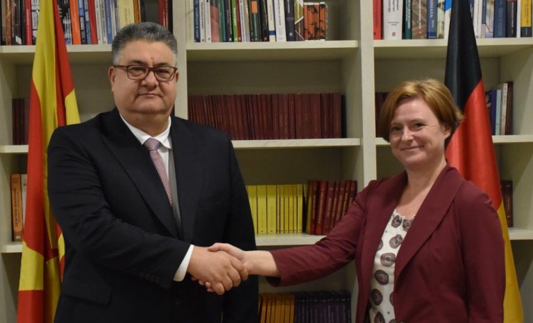 Германија со своите искуства е подготвена да помогне во унапредувањето на администрацијата во Македонија