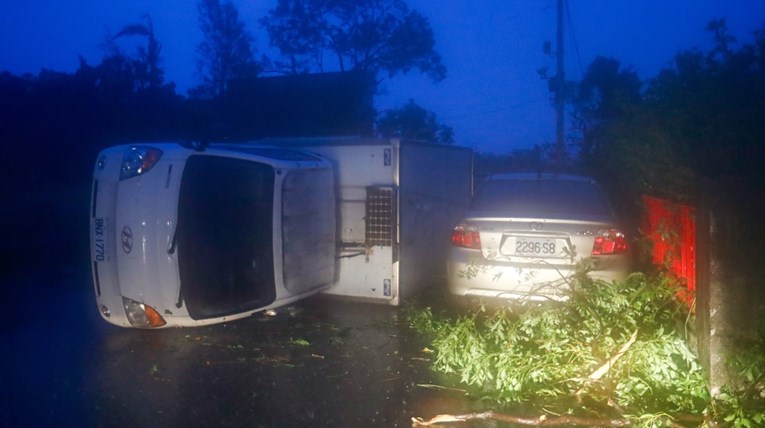 (Видео) Тајфун го опустоши Тајван, двајца загинати и 580 повредени