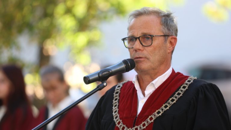 Ректорот на Националната уметничка академија проф. Георги Јанков организираше јубилејна изложба