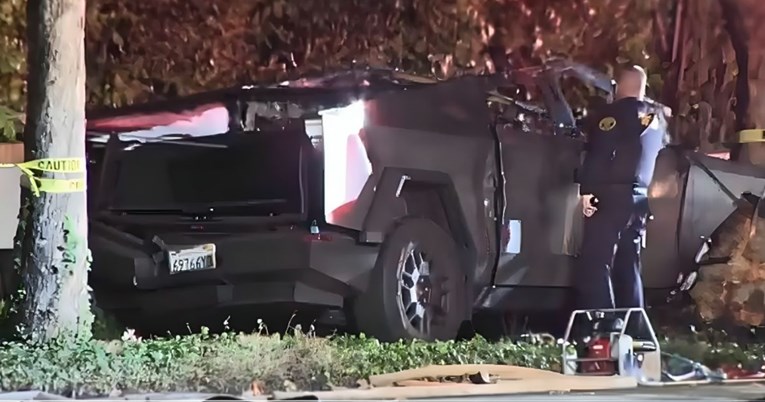 (Видео) Сајбертрак на Тесла удри во ѕид во Америка и се запали, тројца патници загинале на лице место