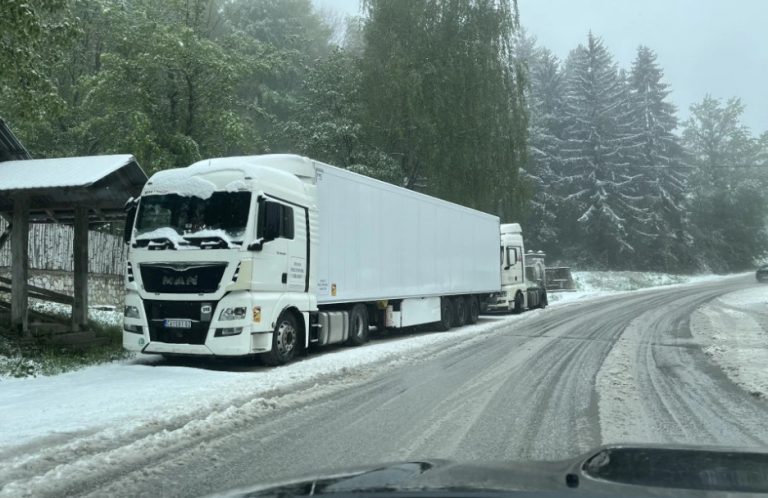 Снег интензивно паѓа, сообраќајот се одвива отежнато во поголем дел од Република Српска