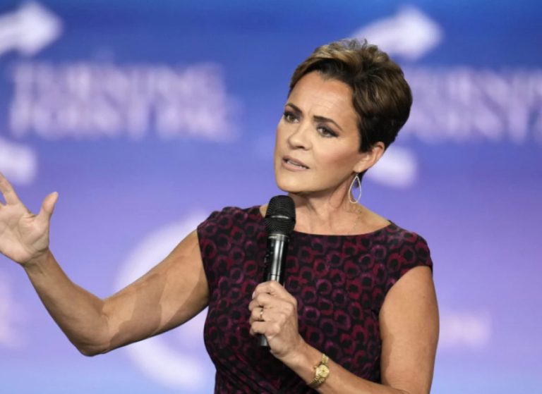 Трамп рече дека ќе ја назначи новинарката Кари Лејк за директор на Гласот на Америка