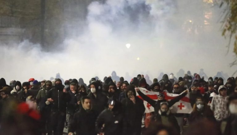 На протестите во Грузија 44 лица беа хоспитализирани, полицијата употреби водени топови