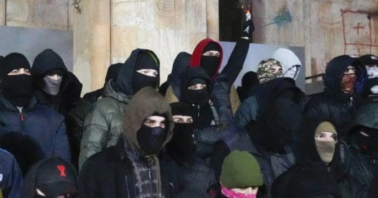 Во протестите во Тбилиси 150 полицајци повредени, а околу 400 демонстранти беа приведени