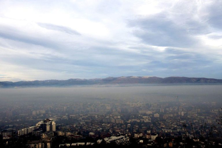 Додека скопјани се гушат, ДПМНЕ не прифати ниту еден амандман на СДСМ против загадувањето, вели опозициската партија