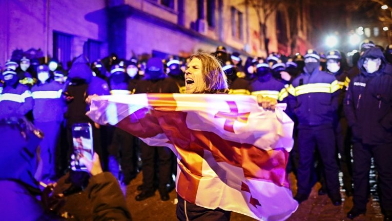 Грузијците протестираа седма ноќ по ред, уапсени опозициски политичари