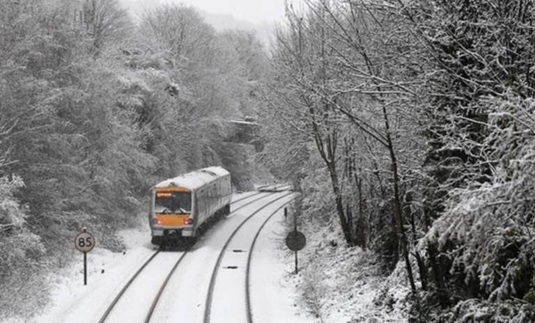 Кондуктер во Белгија ги поздрави патниците со „бонжур“, изби скандал