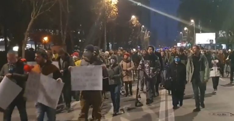 „Тие што треба да не штитат, не трујат со наши пари“: Граѓаните со протестен марш против загадувањето