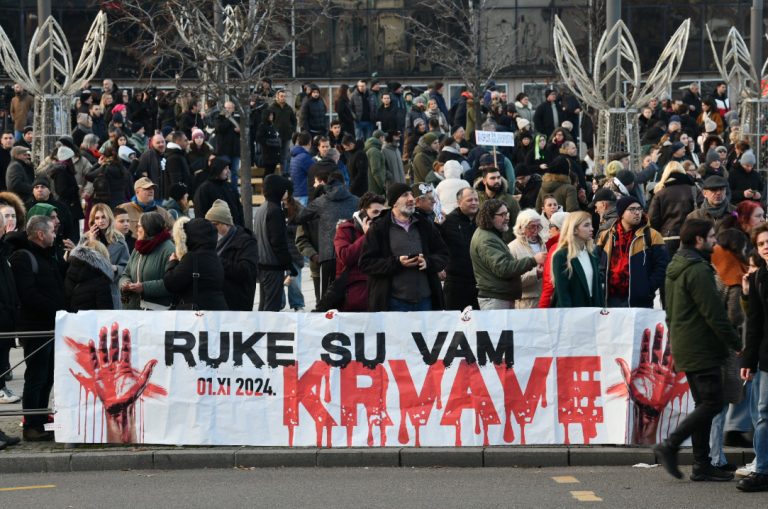 Масовни протести во Белград