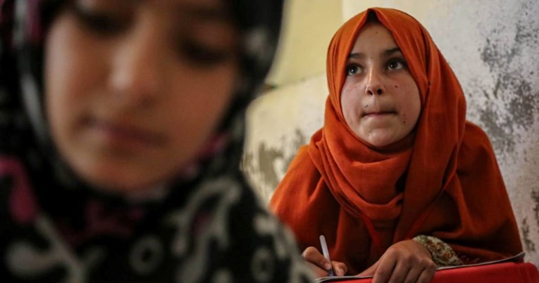 Талибанците имаат нова забрана за жени, го укинуваат медицинското образование за нив