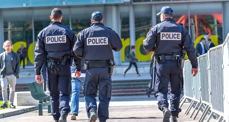 Осумгодишно девојче избодено до смрт: Се обидела да ја заштити мајка си која била нападната со нож во Ирска
