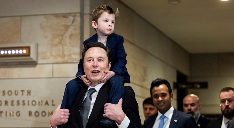 Богатството на Маск ја надмина границата од 400 милијарди долари