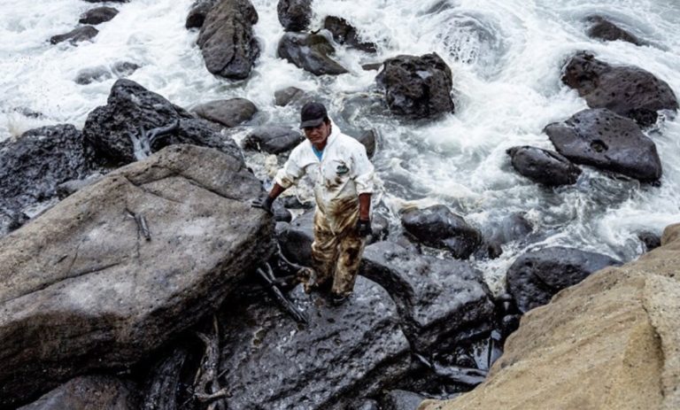 Перу прогласи еколошка катастрофа по излевањето на нафта во океанот