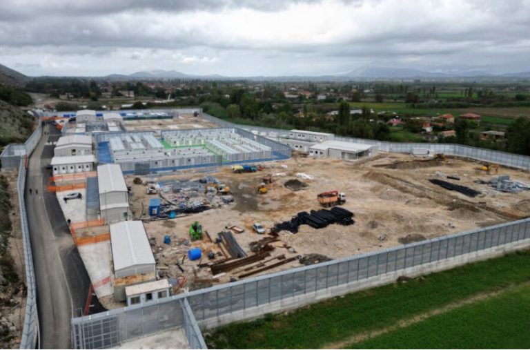 Италија испраќа уште 49 мигранти во Албанија врз основа на договор со Тирана