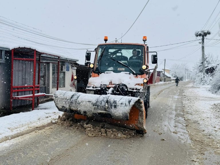 Се чистат улиците, автобуските постојки и пешачките патеки во Гази Баба