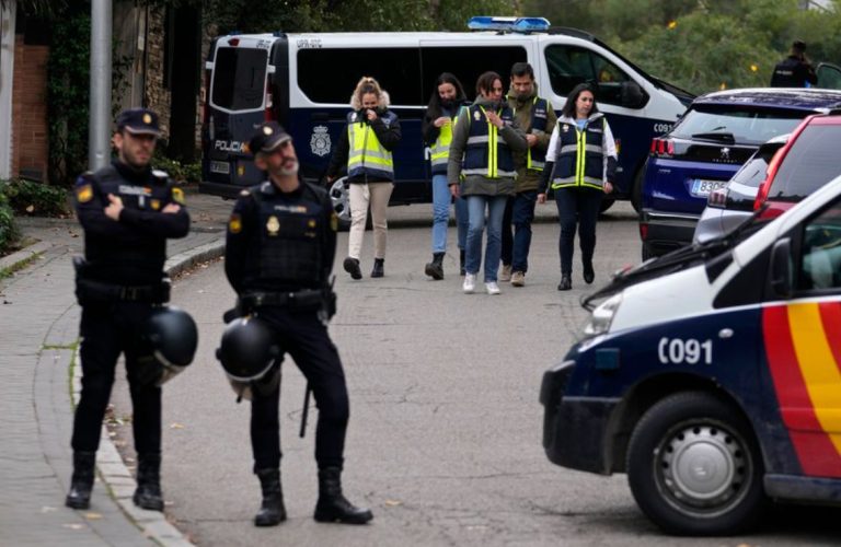 Подморницата со која превезувале дрога пукнала на половина: Шпанската полиција во акција