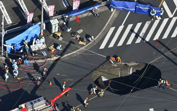 Се шири дупката што проголта камион во Токио: Луѓето евакуирани