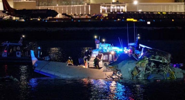 (Видео) „Авионот е преполовен, хеликоптерот главно недопрен“: Трае потрагата по преживеани во Вашингтон