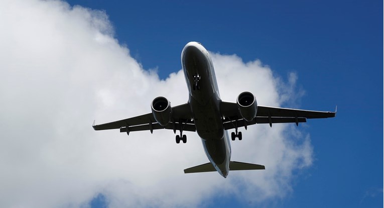 Почина патник на лет од Париз