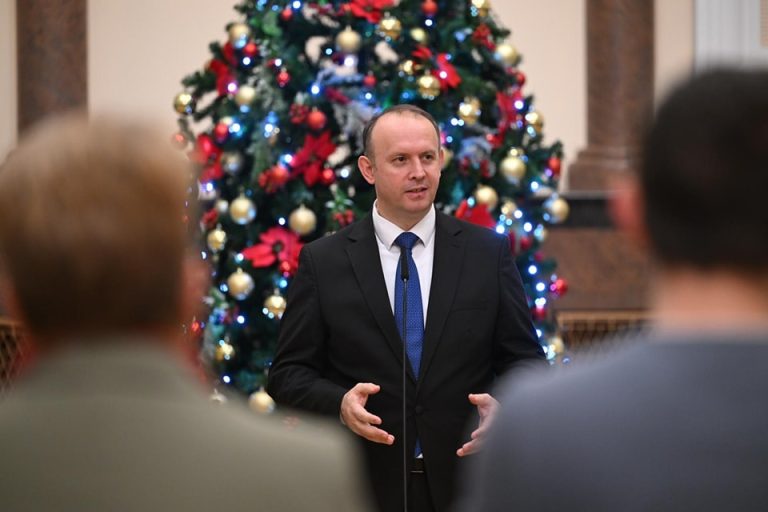 Гаши со честитка до граѓаните за Божиќ