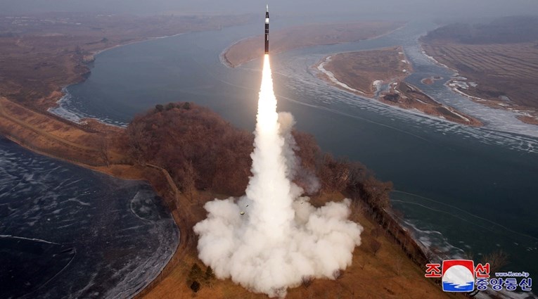 Неколку дена пред инаугурацијата на Трамп, Северна Кореја истрела балистички ракети