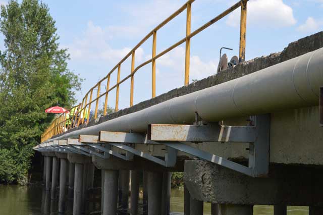 Мостот кај Башино село е затворен за сообраќај