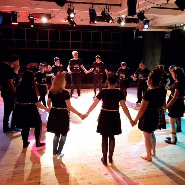 Настан лица со вид и слепи лица ја обединува магијата на бугарските ора и духот на солидарноста