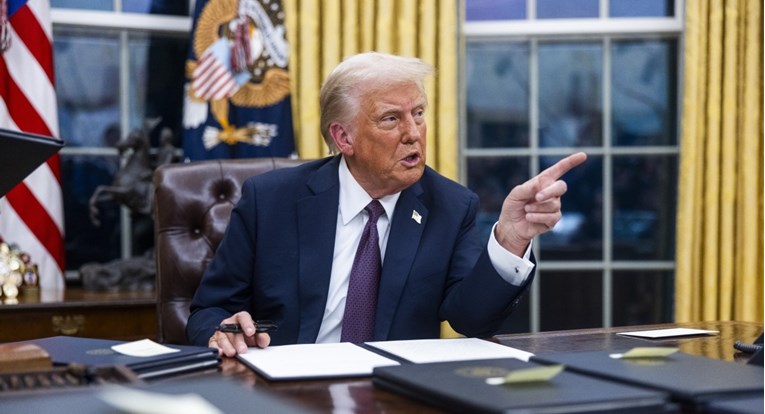 Трамп ја прекина работата од дома за владините службеници