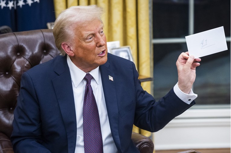 Трамп: Бајден ми остави инспиративно писмо на мојата маса