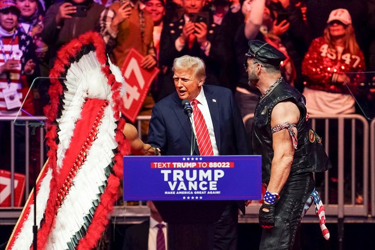 (Видео) Трамп повторно танцуваше, на сцената му се придружија членовите на „Вилиџ пипл“