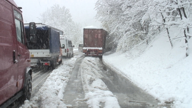 Забрани за камиони на неколку патни правци,  сообраќајот се одвива по влажни коловози со остатоци од кашест снег