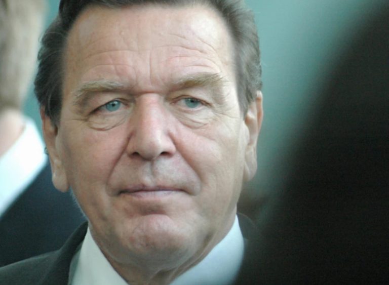 Поранешниот канцелар на Германија Герхард Шредер хоспитализиран во болница