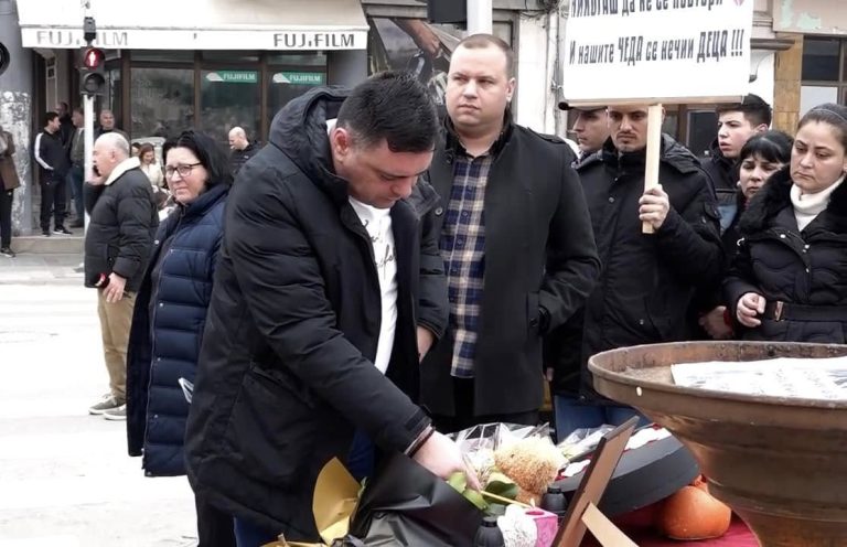(Фото) Градоначалникот на Кавадарци, Митко Јанчев, се приклучи на протестот на кој се побара правда за смртта на младата Фросина