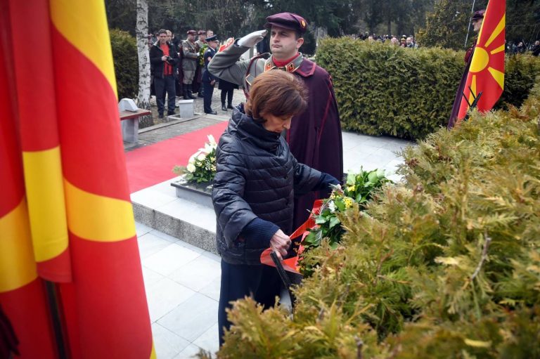 Сиљановска-Давкова положи венец на вечните почивалишта на претседателот Борис Трајковски и членовите на делегацијата